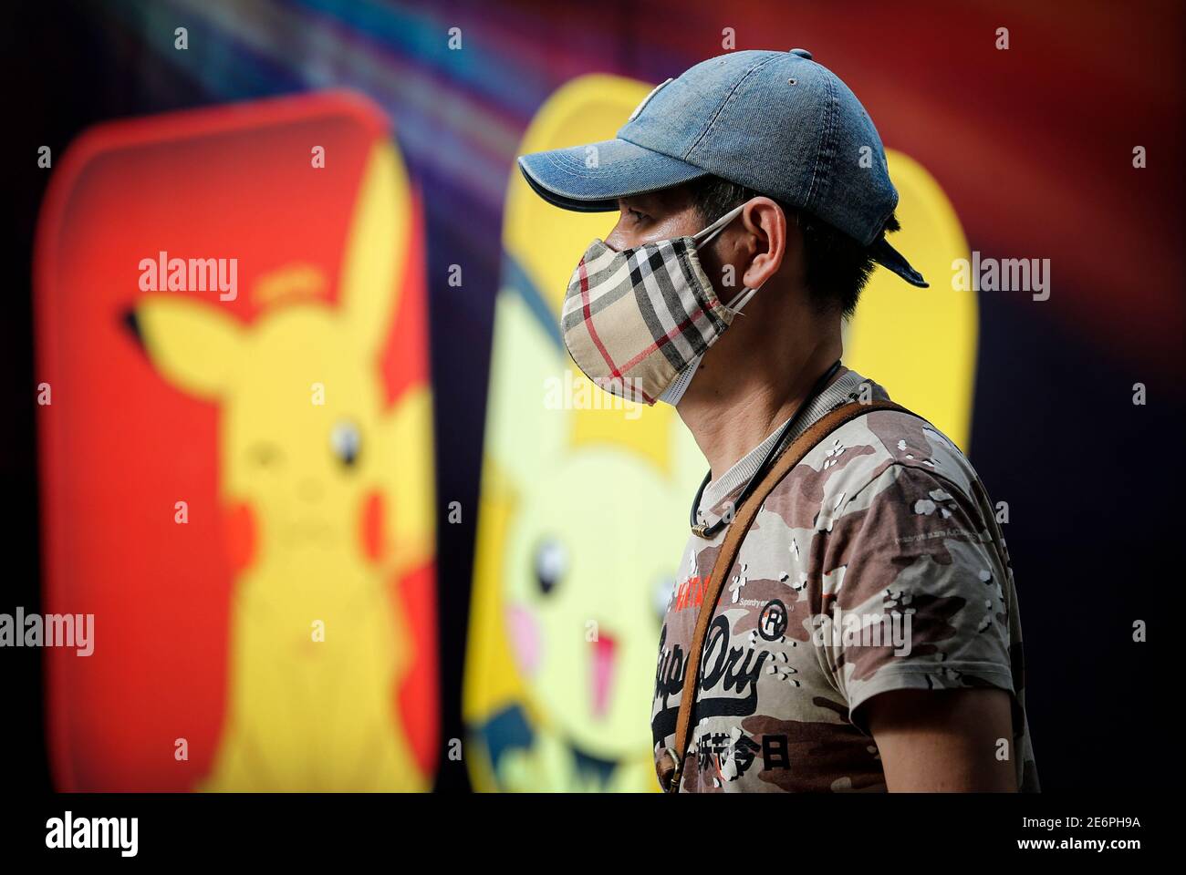 kuala-lumpur-malaysia-januar-2021-ein-mann-der-eine-gesichtsmaske
