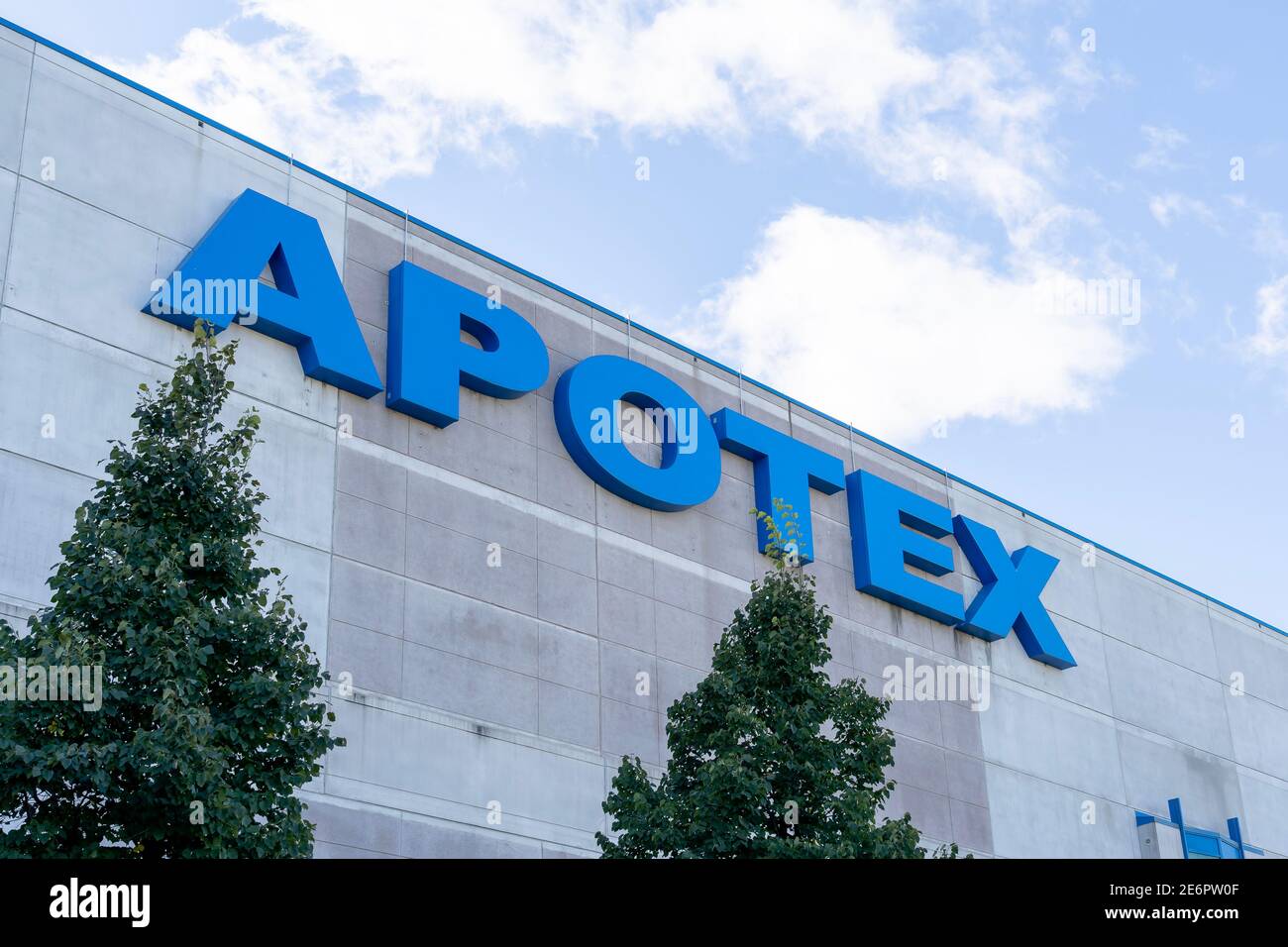 Woodbridge, Ontario, Kanada - 8. Oktober 2020: Nahaufnahme des Apotex-Schildes auf dem Gebäude. Stockfoto