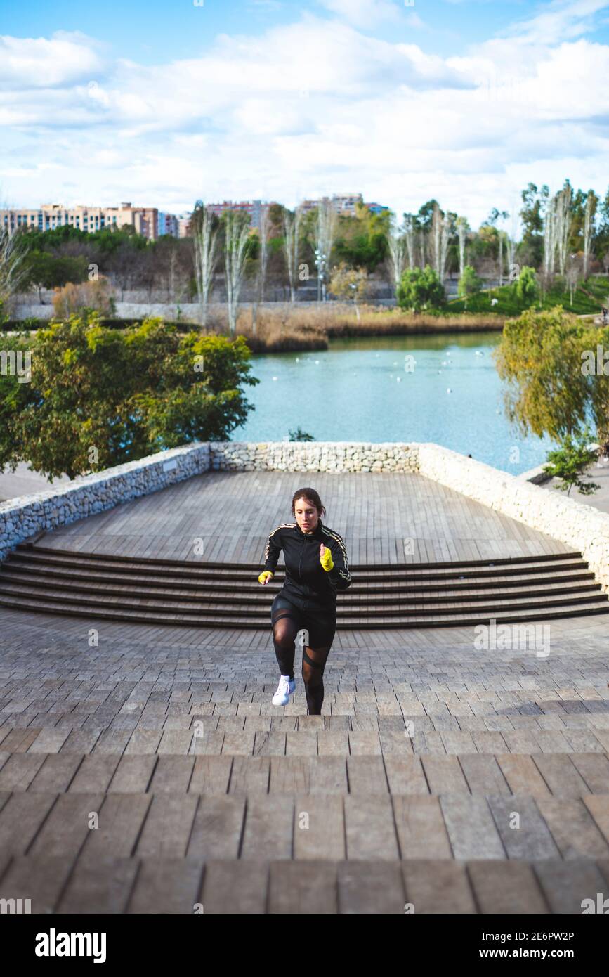 Laufsportler läuft auf Treppen. Frau Fitness Jogging Workout Konzept. Stockfoto