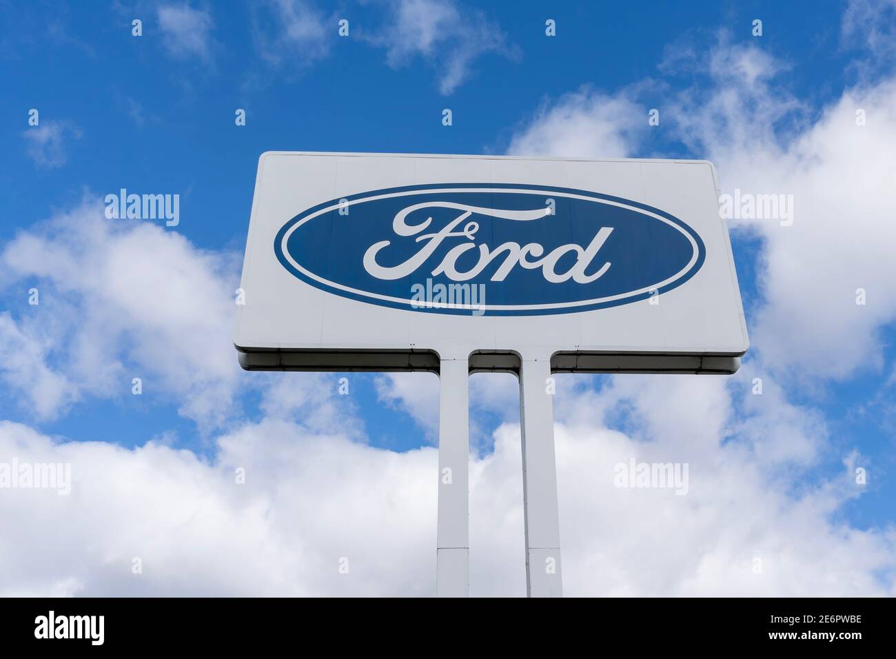 Brampton, Ontario, Kanada - 8. Oktober 2020: Nahaufnahme Ford Bodenschild. Stockfoto