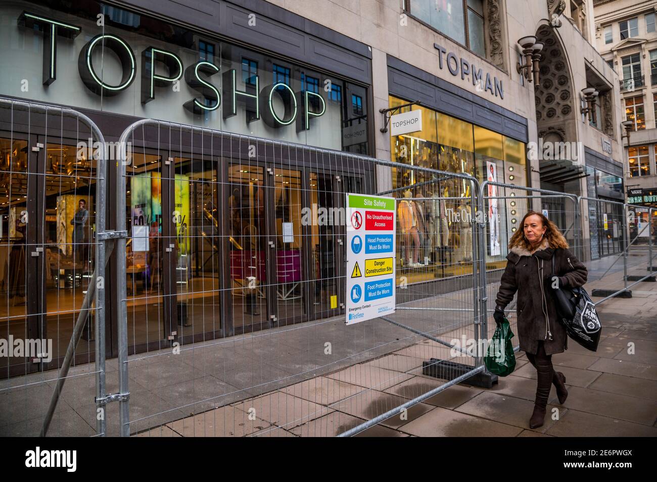 London, Großbritannien. Januar 2021. Top Shop ist jetzt eingezäunt, da es Teil der zusammengebrochenen arcadia-Gruppe ist - viele Handels- und Freizeiteinrichtungen haben seit Beginn der Pandemie geschlossen. Schwierige Zeiten für die Hauptstraße während der nationalen Lockdown 3. Die Anweisung der Regierung ist, dass alle zu Hause bleiben, um den Druck auf den NHS zu retten. Kredit: Guy Bell/Alamy Live Nachrichten Stockfoto