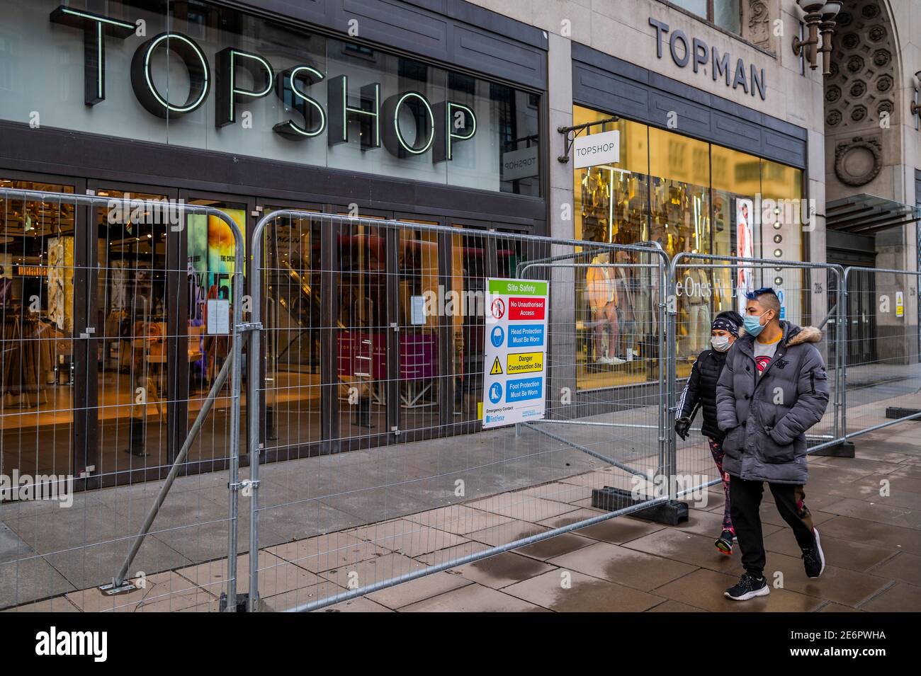 London, Großbritannien. Januar 2021. Top Shop ist jetzt eingezäunt, da es Teil der zusammengebrochenen arcadia-Gruppe ist - viele Handels- und Freizeiteinrichtungen haben seit Beginn der Pandemie geschlossen. Schwierige Zeiten für die Hauptstraße während der nationalen Lockdown 3. Die Anweisung der Regierung ist, dass alle zu Hause bleiben, um den Druck auf den NHS zu retten. Kredit: Guy Bell/Alamy Live Nachrichten Stockfoto