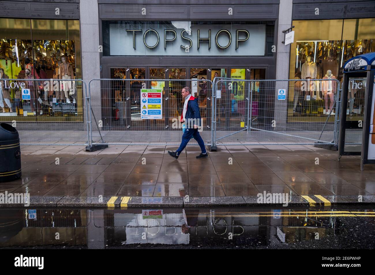 London, Großbritannien. Januar 2021. Top Shop ist jetzt eingezäunt, da es Teil der zusammengebrochenen arcadia-Gruppe ist - viele Handels- und Freizeiteinrichtungen haben seit Beginn der Pandemie geschlossen. Schwierige Zeiten für die Hauptstraße während der nationalen Lockdown 3. Die Anweisung der Regierung ist, dass alle zu Hause bleiben, um den Druck auf den NHS zu retten. Kredit: Guy Bell/Alamy Live Nachrichten Stockfoto