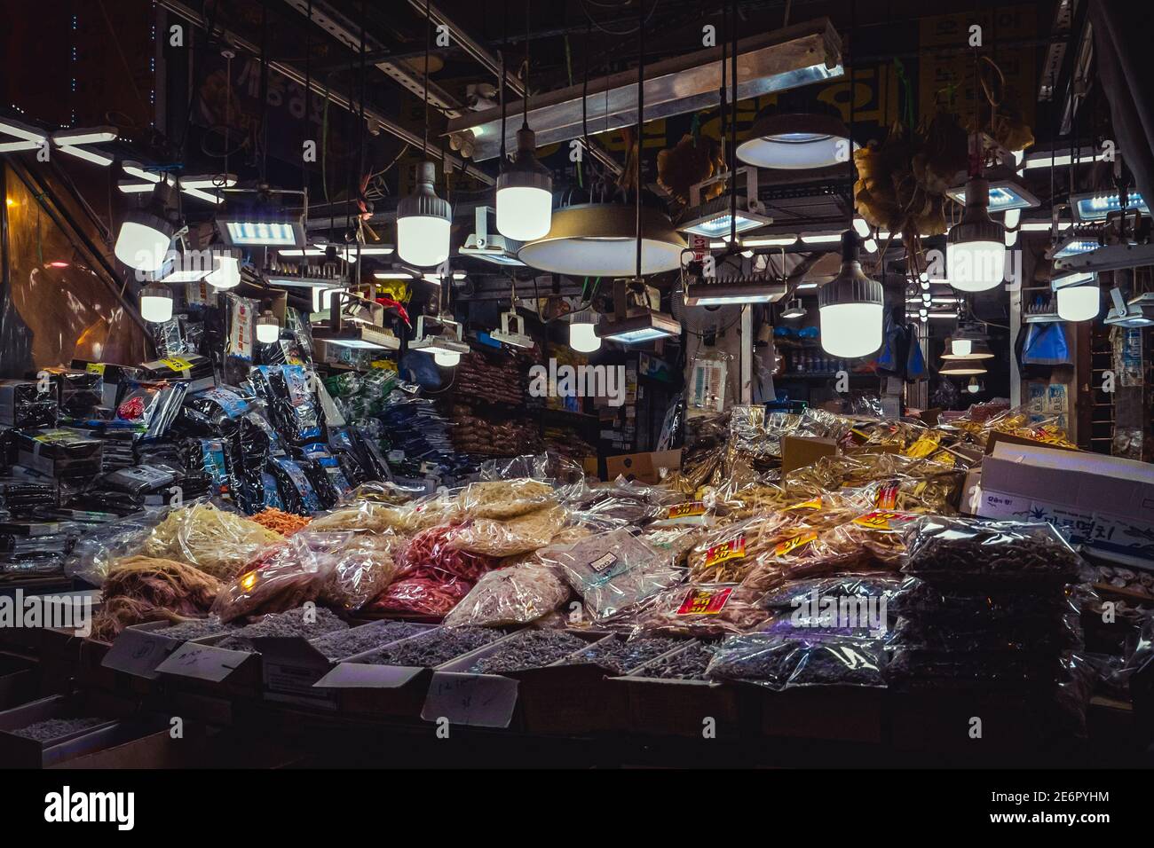Traditioneller koreanischer Markt, der typische koreanische Lebensmittel, Gemüse und Gewürze verkauft - in diesem Bild eine Vielzahl von trockenen Zutaten und Delikatessen Stockfoto