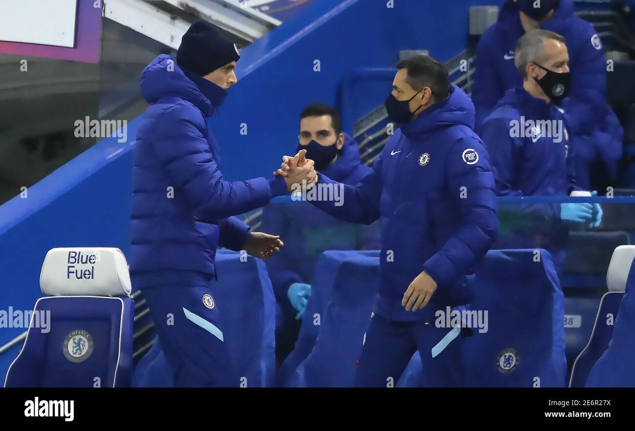 Chelsea-Manager Thomas Tuchel (links) mit Assistent Arno Michels vor dem Premier League-Spiel in Stamford Bridge, London. Bilddatum: Mittwoch, 27. Januar 2021. Stockfoto