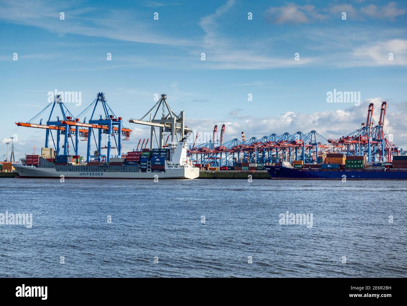 Blick über die Elbe vom Elbstrand auf die Schiffe und Kräne in Hamburg Docks, Deutschland Stockfoto