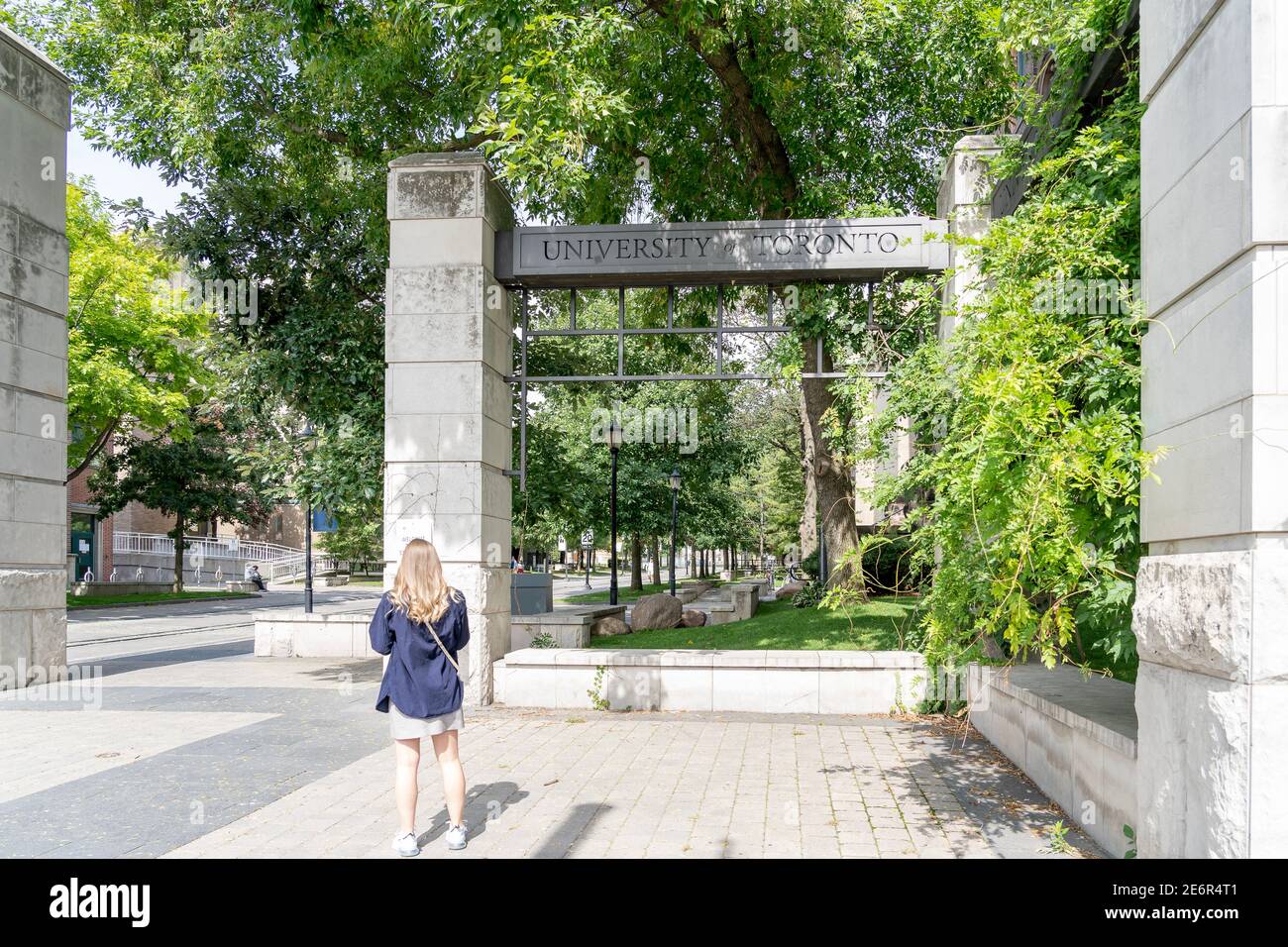 Toronto, Kanada - 12. September 2020: Rückansicht einer jungen Frau am Eingang der Universität von Toronto. Stockfoto