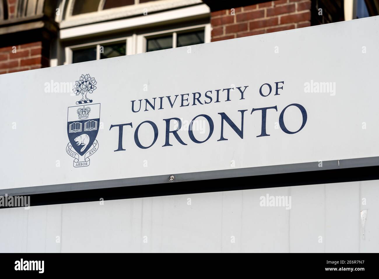 Toronto, Kanada - 12. September 2020: Nahaufnahme der Universität von Toronto Zeichen. Die University of Toronto ist eine öffentliche Forschungsuniversität in Toronto, ON Stockfoto