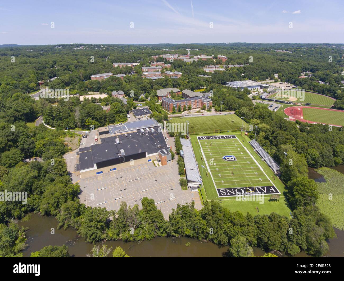 Bentley University Dana Athletic Center und Bentley Falcons Fußballplatz Luftaufnahme in der Stadt Waltham, Massachusetts, MA, USA. Stockfoto