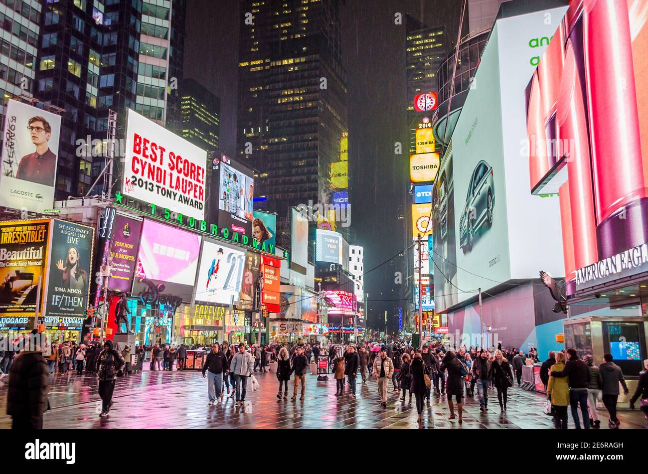 Überfüllter Times Square in Midtown Manhattan bei Nacht. Helle LED-Bildschirme und Plakatwände. Stadtfotografie. Manhattan, New York City, USA Stockfoto