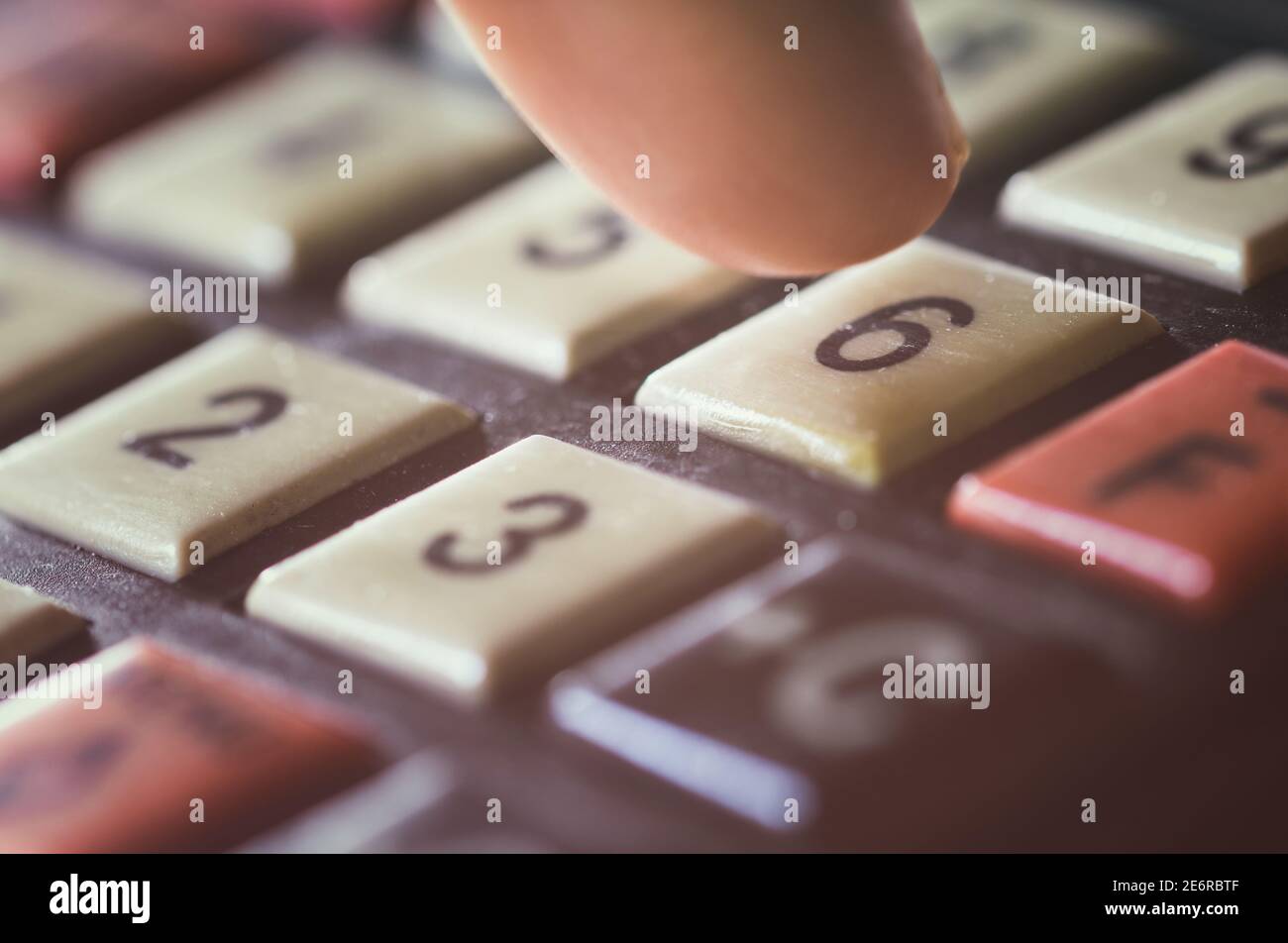 Nahaufnahme einer Tastatur eines Geldautomaten, der von einer Person gedrückt wird Stockfoto