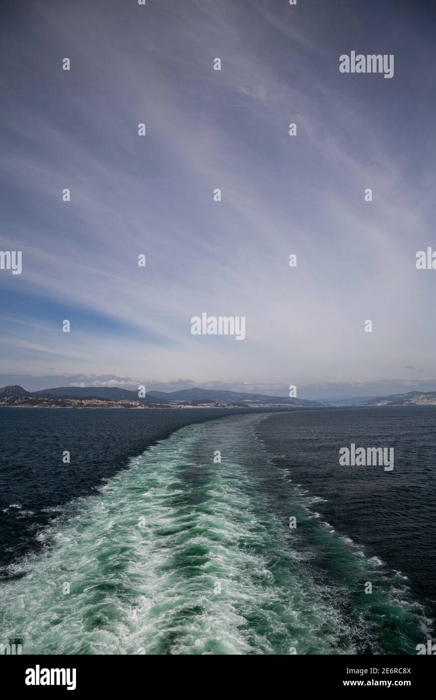 Wachen Sie von einem Kreuzfahrtschiff, das Vigo auf Spanisch verlässt Küste Stockfoto