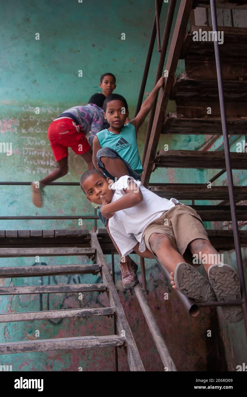 La Havana, Kuba. 04-15-2018. Kinder spielen auf der Treppe eines alten Gebäudes in La Havana, Kuba. Stockfoto