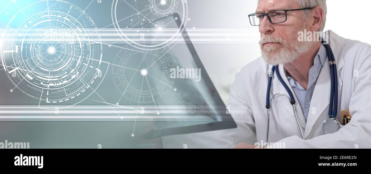Arzt beim Betrachten des Röntgenberichts; Panorama-Banner Stockfoto