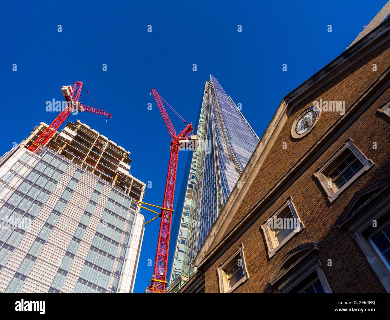 Blick auf den Shard Tower erbaut 2012 und entworfen von Renzo Piano Southwark London England UK mit Kran und Baustelle in der Nähe. Stockfoto