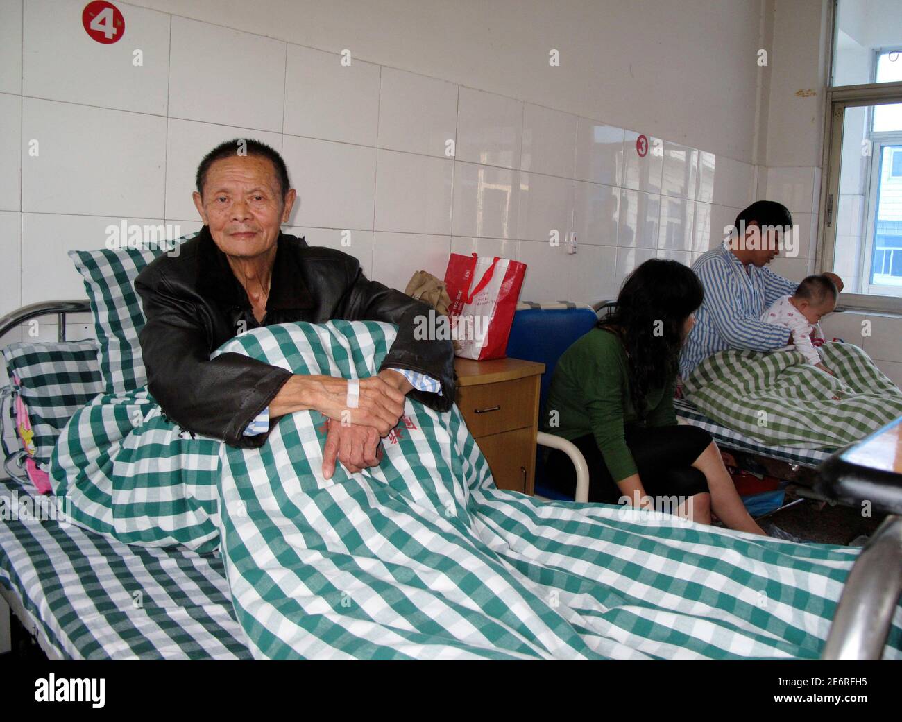 Patienten Wu Wanshun erholt sich von der Operation in einem Krankenhaus am Stadtrand von Hangzhou, Provinz Zhejiang 30. Oktober 2009. Während Chinas besten städtischen Krankenhäusern globale Standards erfüllen, ländliche Kliniken sind oft besetzt mit-ausgebildete Sanitäter und fehlt auch grundlegende Funktionen wie Heizung. Gehälter und Einkommen in Ergänzung zu Ärzten und Krankenhäusern hausieren teure Medikamente oder unnötige Behandlungen zu verschreiben. Bemühungen um Versicherungsschutz erweitern werden begleitet durch Reformen zur Verbesserung der Gehälter und die Kostenstruktur der Krankenhäuser zu erneuern. Bild 30. Oktober 2009. REUTERS/Lucy Hornby (CHINA Gesundheit S Stockfoto