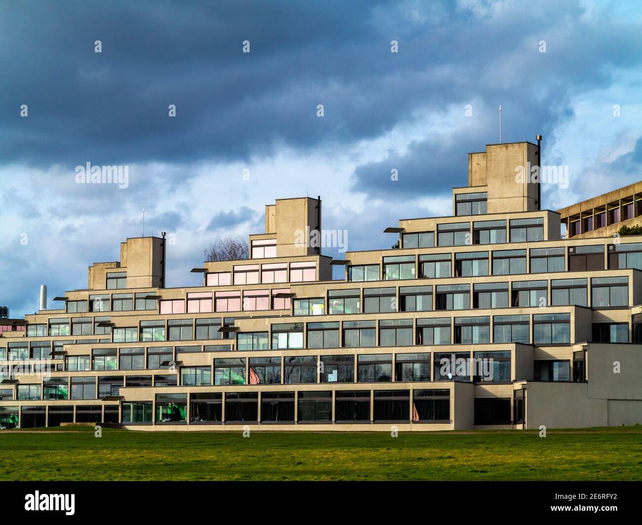 Der Campus der University of East Anglia in Norwich England wurde von Denys Lasdun entworfen und von 1962 bis 1968 mit Betonterrassen im Ziggurat-Stil gebaut. Stockfoto