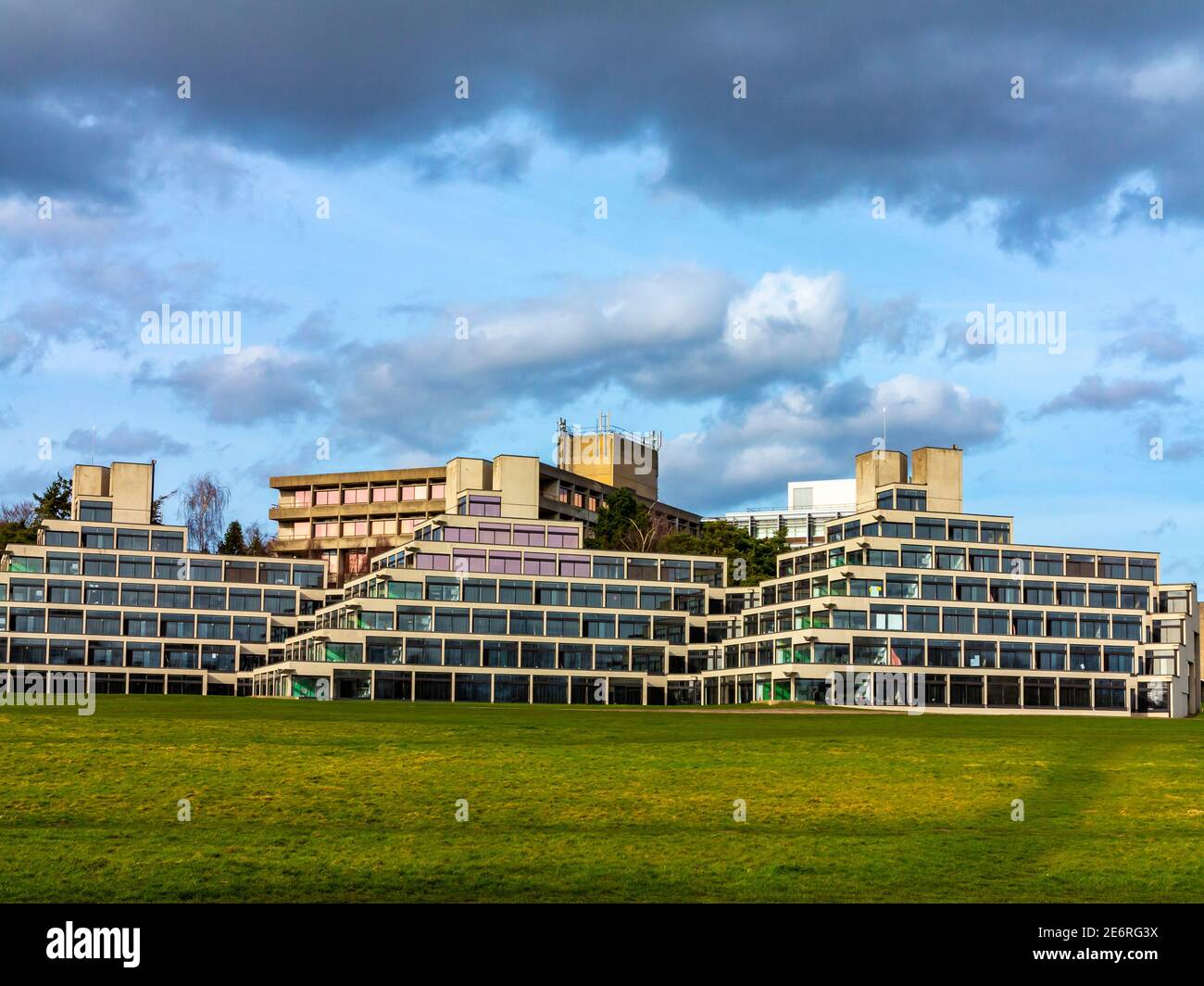 Der Campus der University of East Anglia in Norwich England wurde von Denys Lasdun entworfen und von 1962 bis 1968 mit Betonterrassen im Ziggurat-Stil gebaut. Stockfoto