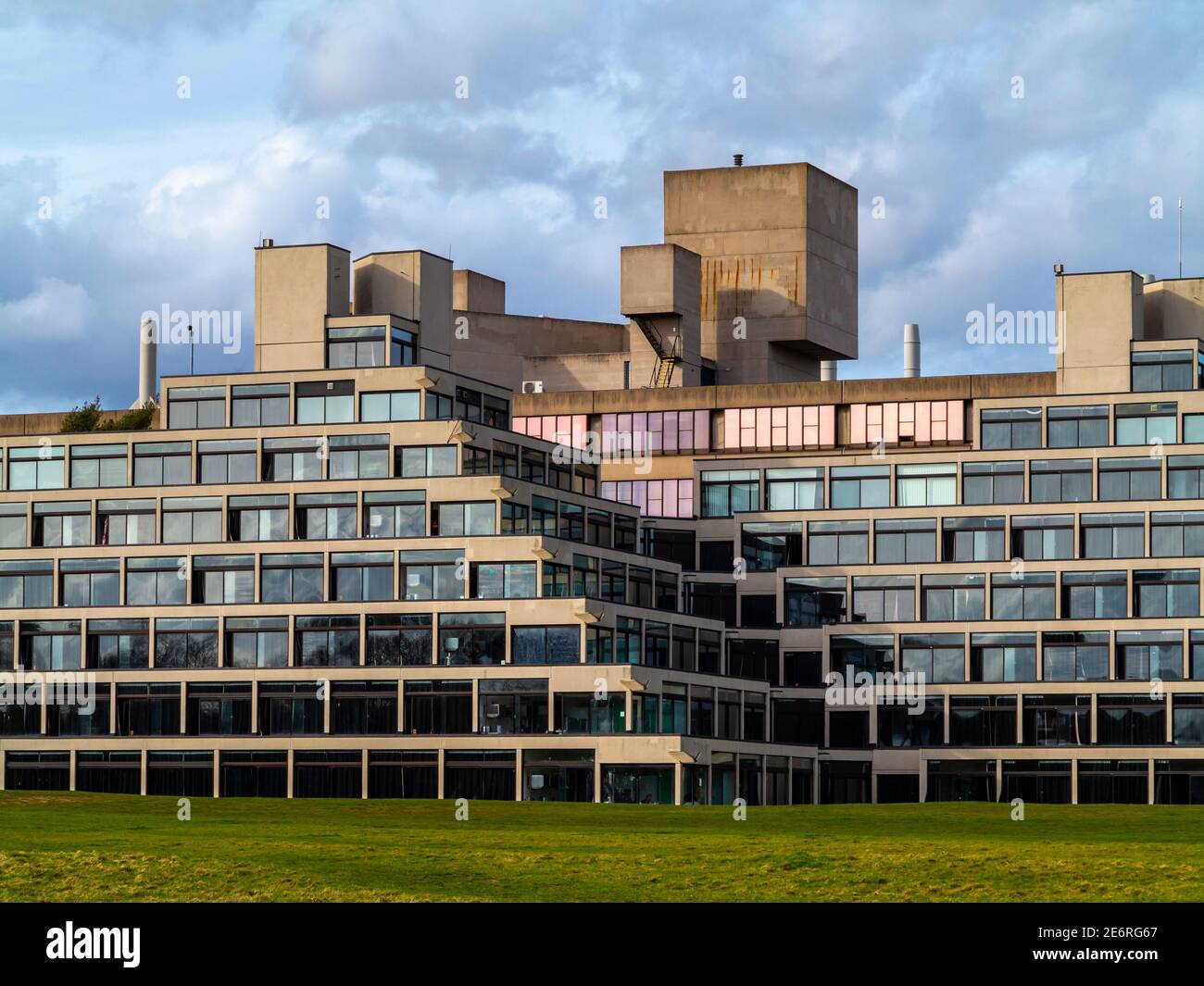 Der Campus der University of East Anglia in Norwich England wurde von Denys Lasdun entworfen und von 1962 bis 1968 mit Betonterrassen im Ziggurat-Stil gebaut. Stockfoto