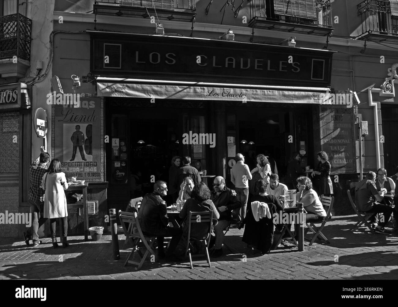 Los Claveles Tapas-Bar, Sevilla, Spanien b&W. Stockfoto
