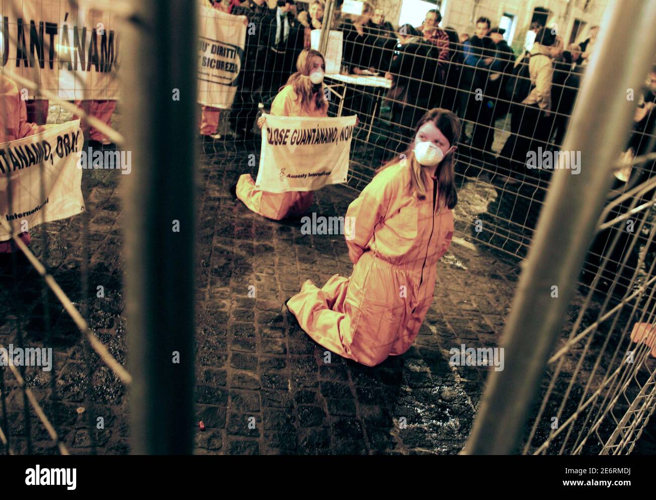 Die ersten gefangenen kommen in guantanamo bay an Fotos und