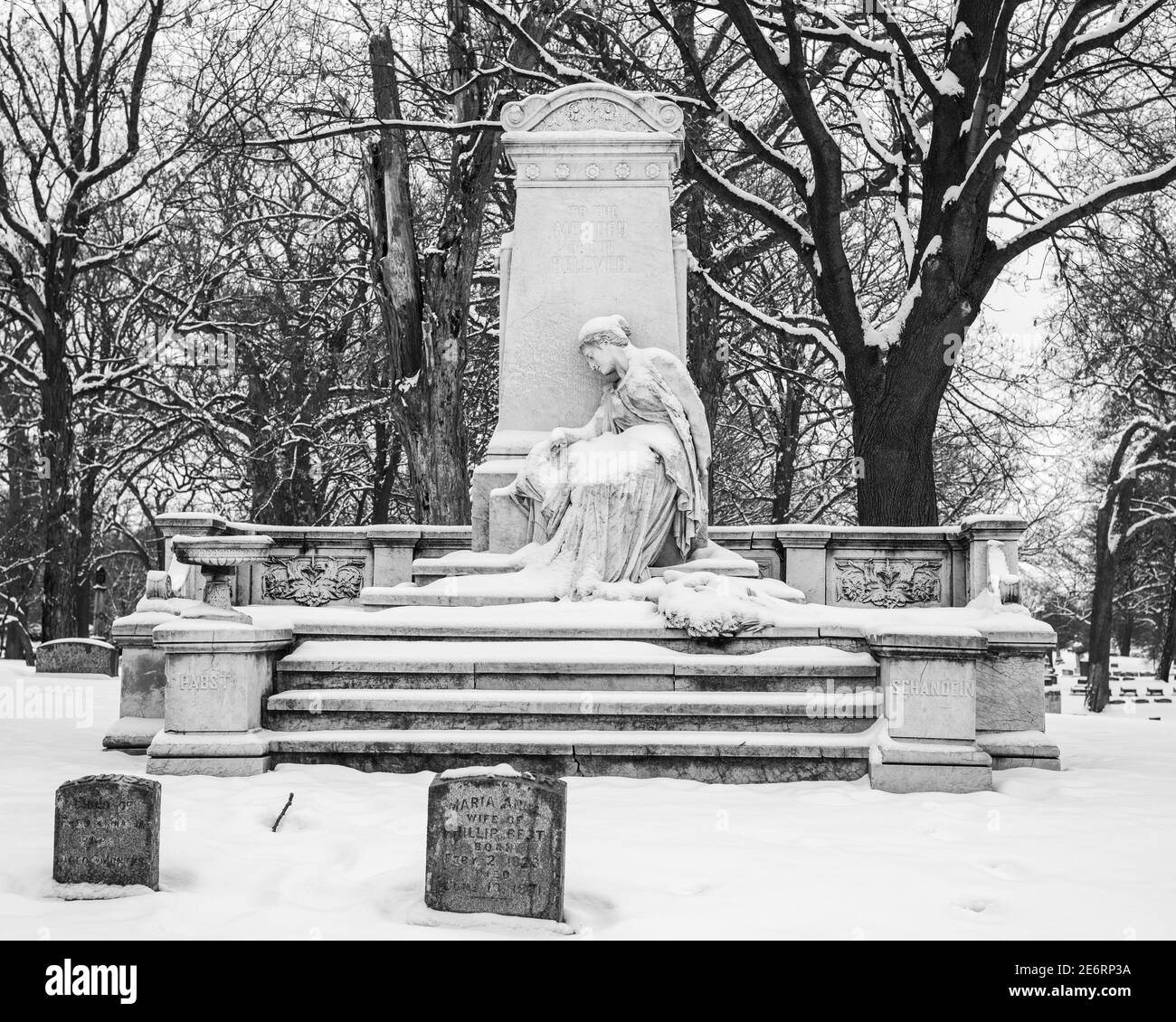 Forest Home Cemetery in Milwaukee mit Schwarz-Weiß-Schneebedeckung Stockfoto