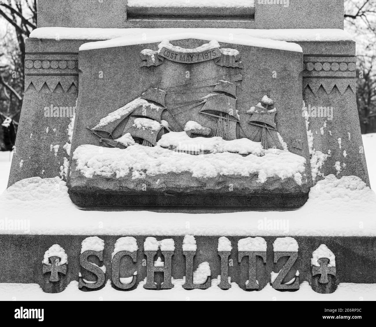 Schlitz Grab auf dem Forest Home Cemetery in Milwaukee schwarz-weiß schneebedeckt Stockfoto Schlitz Grab auf dem Forest Home Cemetery in Milwaukee schwarz-weiß schneebedeckt Stockfoto