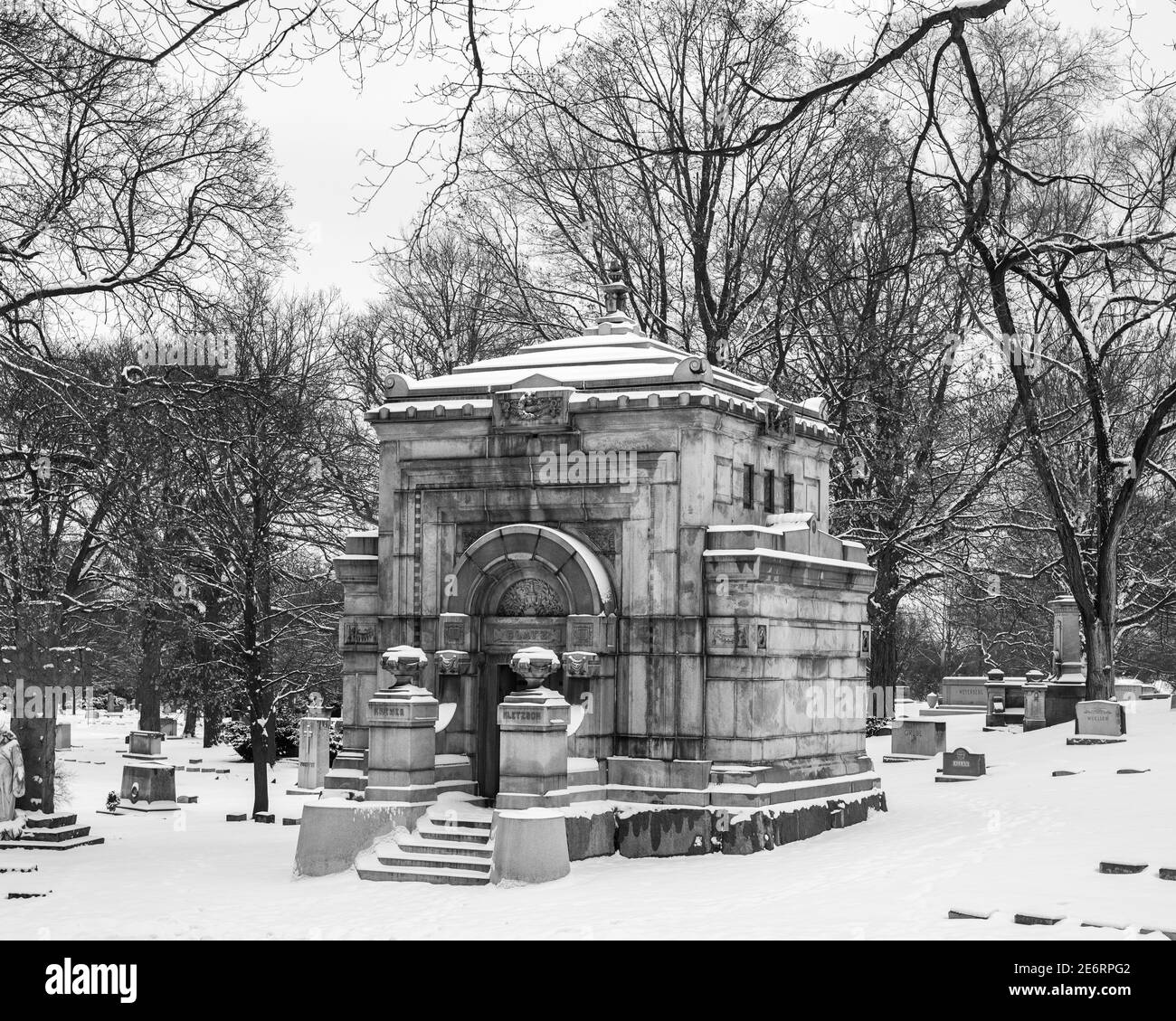 Forest Home Cemetery in Milwaukee mit Schwarz-Weiß-Schneebedeckung Stockfoto Forest Home Cemetery in Milwaukee mit Schwarz-Weiß-Schneebedeckung Stockfoto