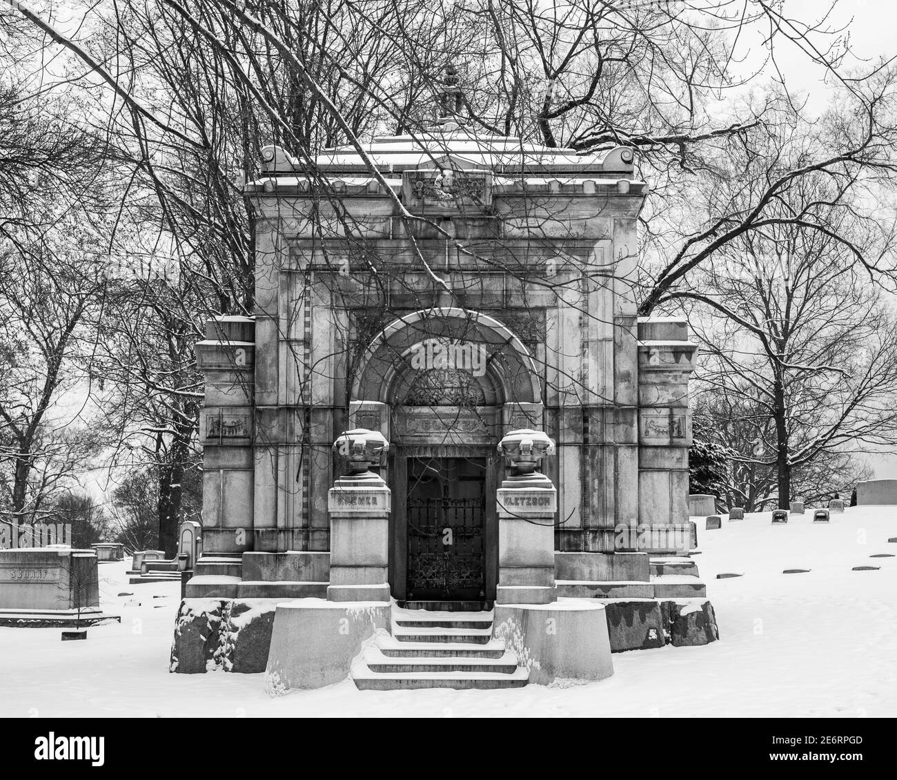 Forest Home Cemetery in Milwaukee mit Schwarz-Weiß-Schneebedeckung Stockfoto Forest Home Cemetery in Milwaukee mit Schwarz-Weiß-Schneebedeckung Stockfoto