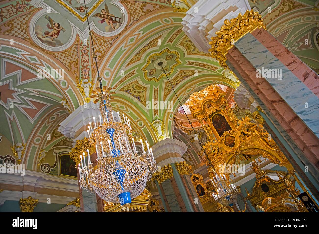 Luxuriöse Kristallleuchter und Gewölbe mit Deckenmalereien, die Engel in der Peter und Paul Kathedrale in Sankt Petersburg, Russland darstellen Stockfoto