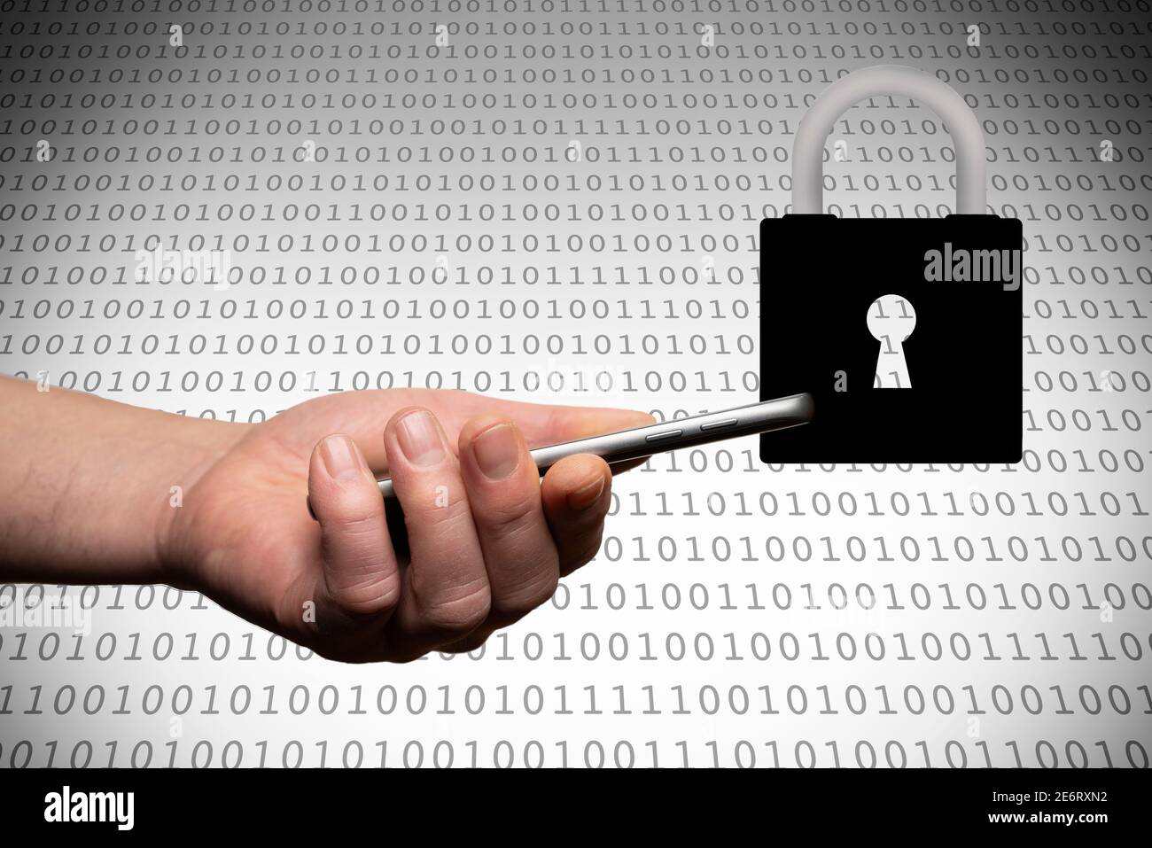 Ein Mobiltelefon in der Hand mit einem Vorhängeschloss. Konzept des Datenschutzes auf mobilen Geräten Stockfoto