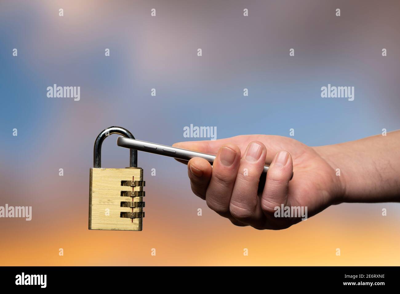 Ein Mobiltelefon in der Hand mit einem Vorhängeschloss. Konzept des Datenschutzes auf mobilen Geräten Stockfoto