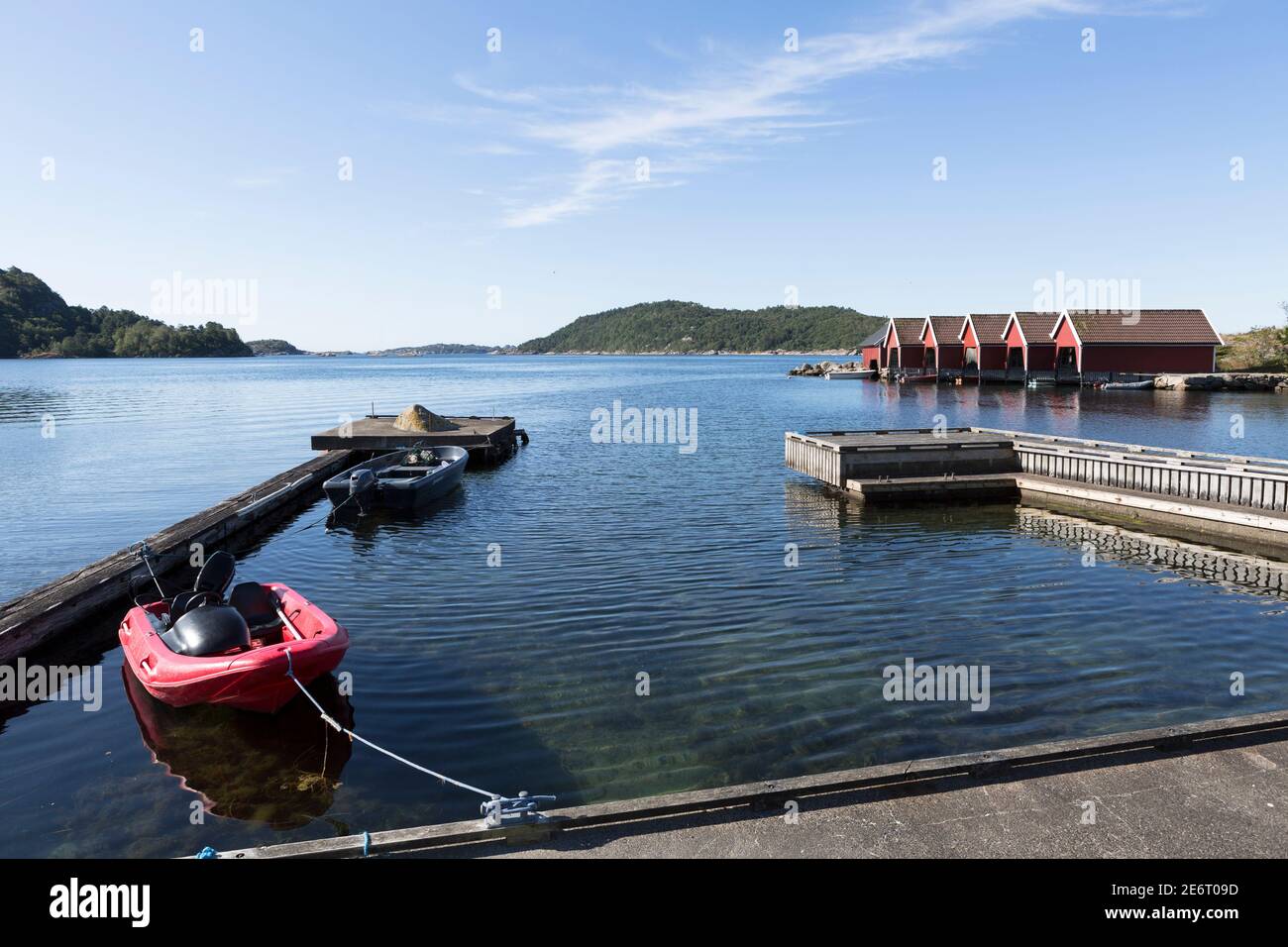 Bunte Bootshäuser am Hafen von Svenevik, Südnorwegen Stockfoto