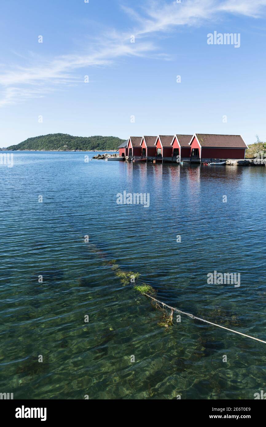 Bunte Bootshäuser am Hafen von Svenevik, Südnorwegen Stockfoto