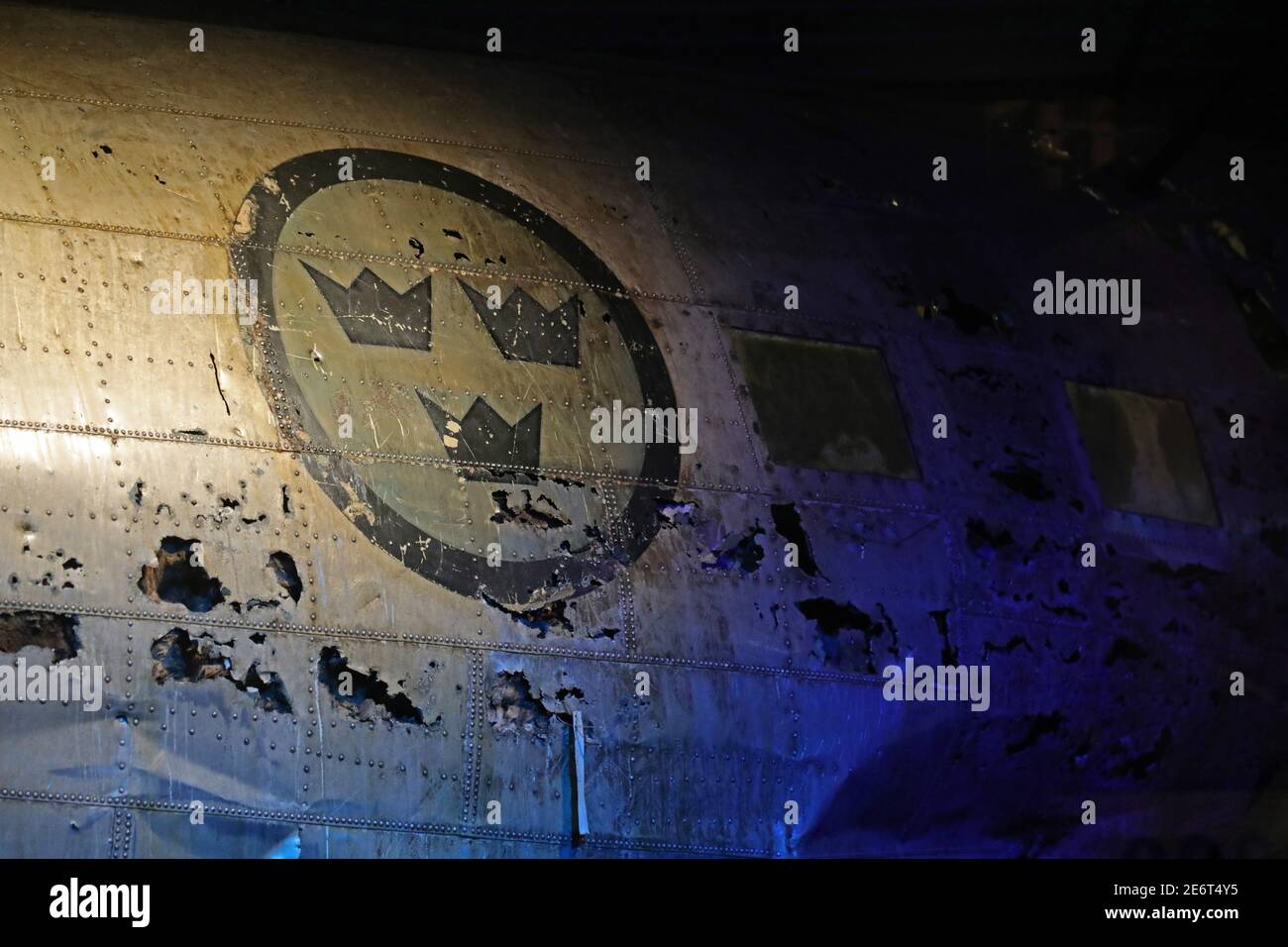 MALMSLÄTT, SCHWEDEN- 5. MAI 2018:Ausstellung über die DC-3, die 1952 abgeschossen wurde, im Air Force Museum in Malmslätt, kurz vor Linköping. Stockfoto