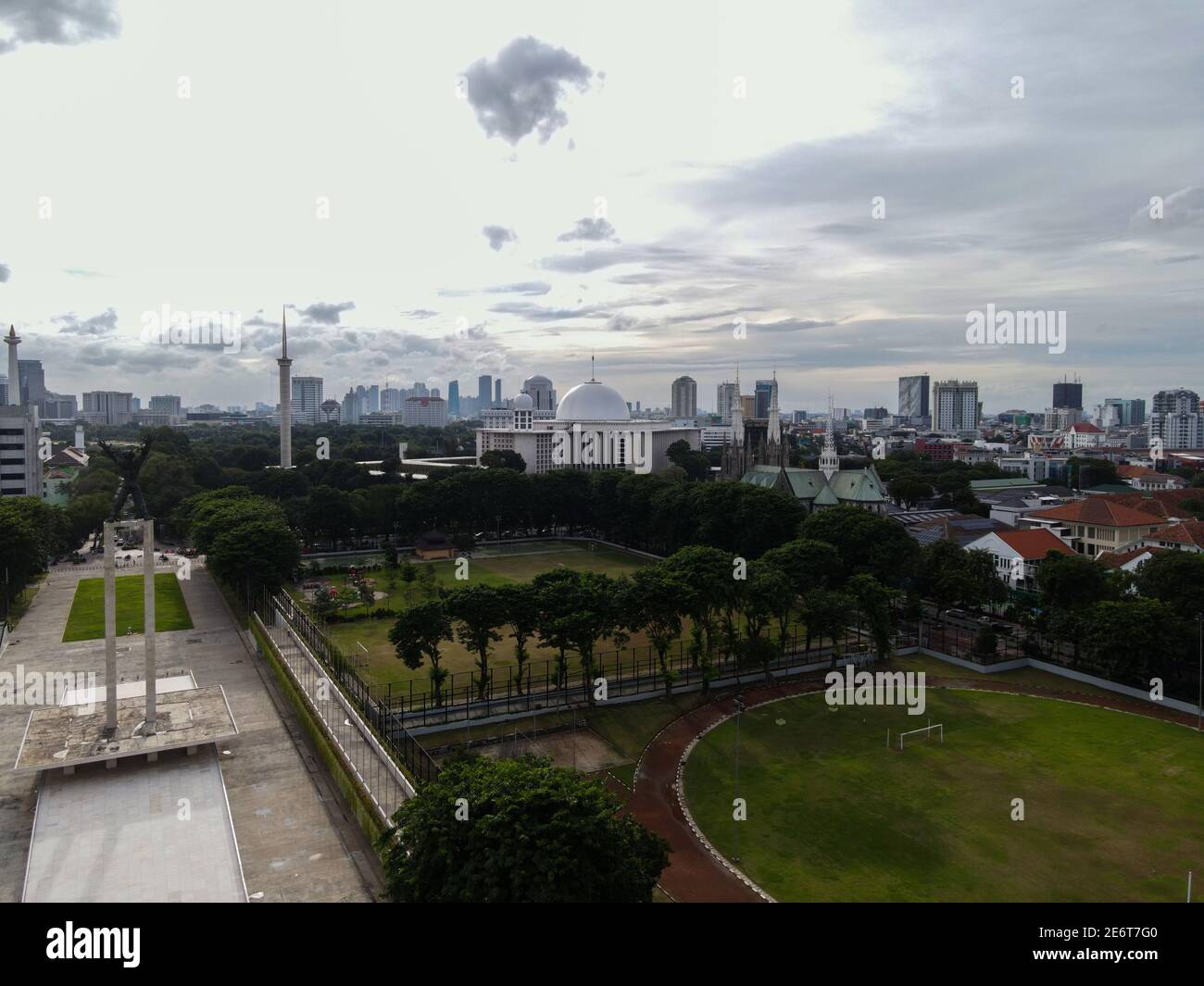 Luftaufnahme des West Irian Liberation Monument in der Innenstadt von Jakarta und Lärmwolke mit Jakarta Stadtbild. JAKARTA - Indonesien. Januar 30, 2021 Stockfoto