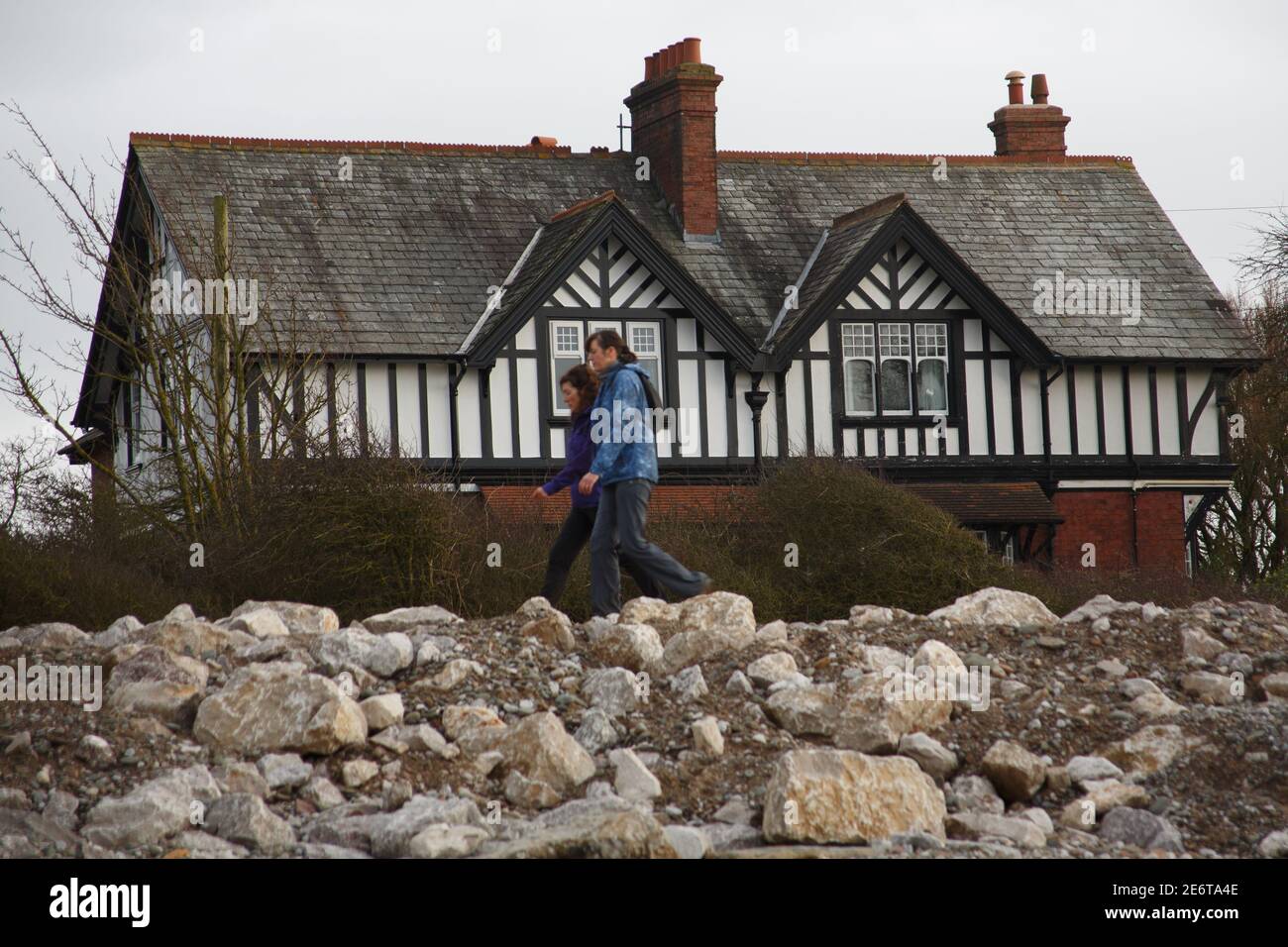 Hest Bank, Lancashire, Großbritannien. Januar 2021. Ein Paar geht am Haus in der Nähe von Hatlex Beck vorbei, das in ITV's Fernsehdrama The Bay in und um Morecambe gedreht wurde und auf eine Familie ausgerichtet ist, die eine lokale Anwaltskanzlei besitzt und leitet, angeführt von Bill, gespielt von James Cosmo, Dessen Haus war es in der TV-Serie und Stephen, gespielt von Stephen Tompkinson. Kredit: PN Nachrichten/Alamy Live Nachrichten Stockfoto