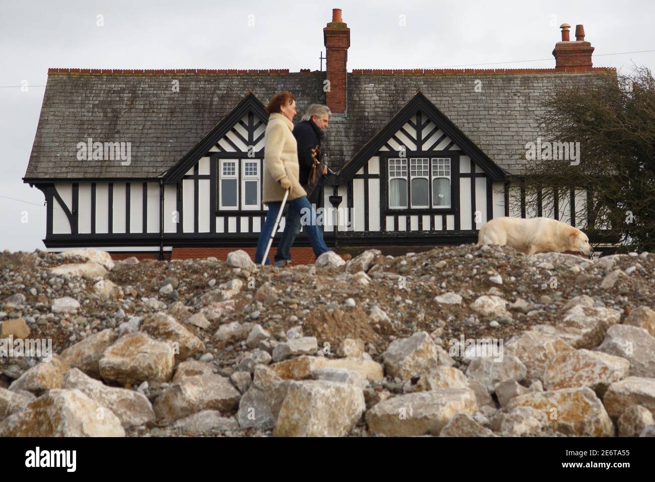 Hest Bank, Lancashire, Großbritannien. Januar 2021. Ein Paar geht am Haus in der Nähe von Hatlex Beck vorbei, das in ITV's Fernsehdrama The Bay in und um Morecambe gedreht wurde und auf eine Familie ausgerichtet ist, die eine lokale Anwaltskanzlei besitzt und leitet, angeführt von Bill, gespielt von James Cosmo, Dessen Haus war es in der TV-Serie und Stephen, gespielt von Stephen Tompkinson. Kredit: PN Nachrichten/Alamy Live Nachrichten Stockfoto