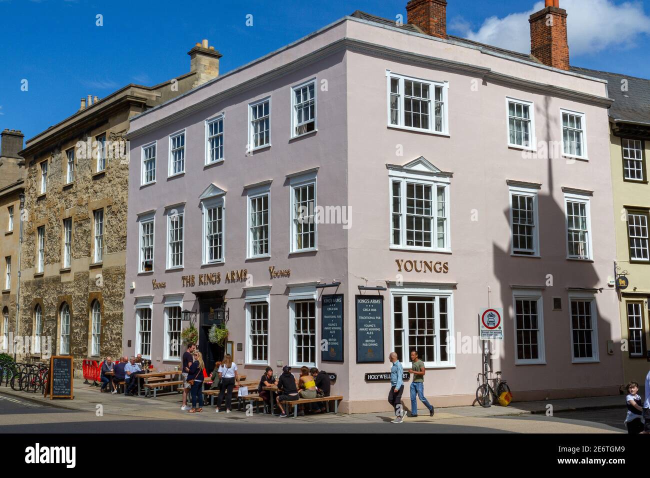 The Kings Arms Public House, ein berühmter Young's Pub, Oxford, Oxfordshire, Großbritannien. Stockfoto