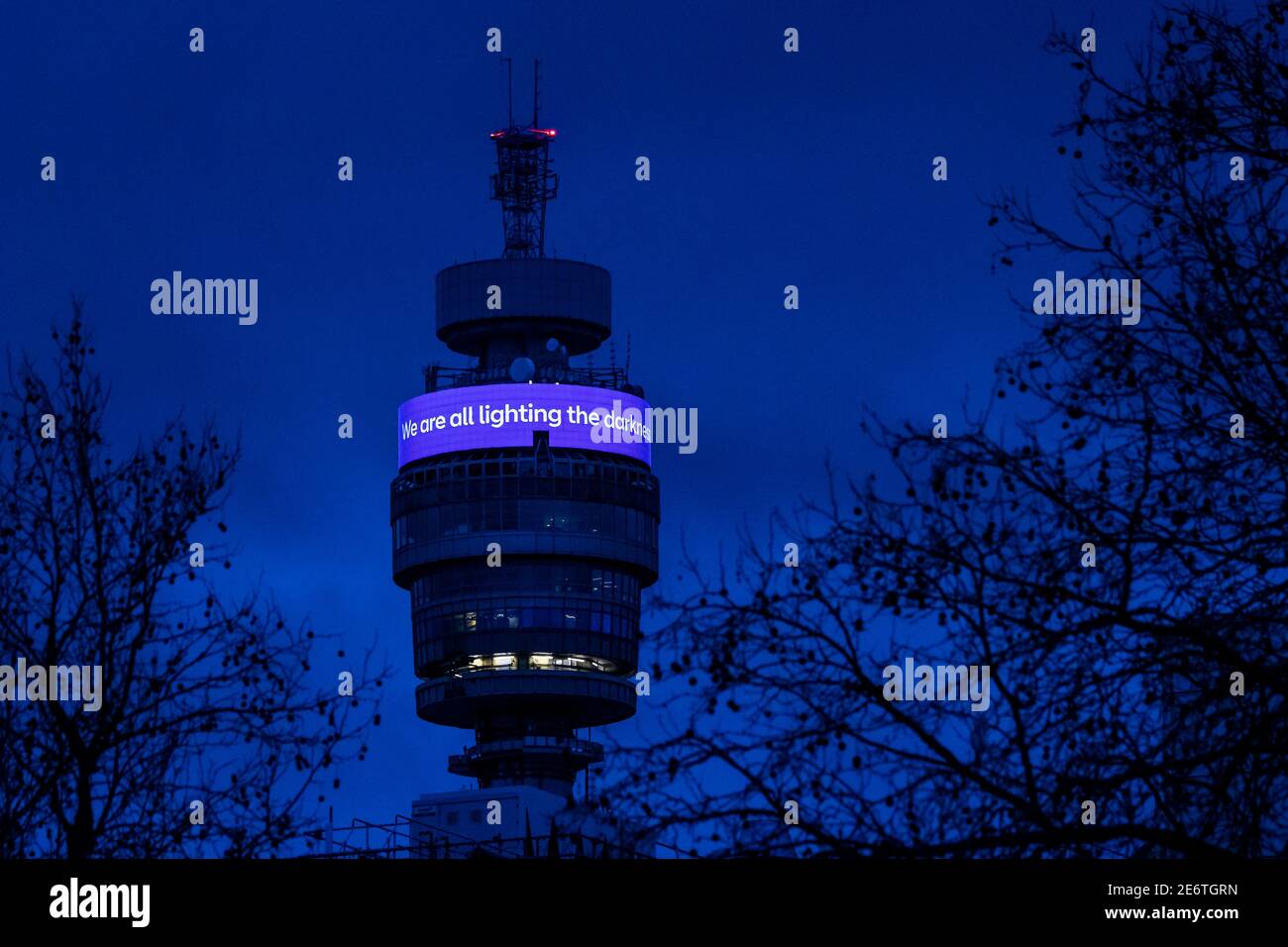 London, Großbritannien. Januar 2021. Der BT-Turm wird weiterhin violett beleuchtet und trägt eine Botschaft, die die Dunkelheit beleuchtet, um den Holocaust-Gedenktag zu begehen (der eigentlich am 27. Januar war). Kredit: Guy Bell/Alamy Live Nachrichten Stockfoto