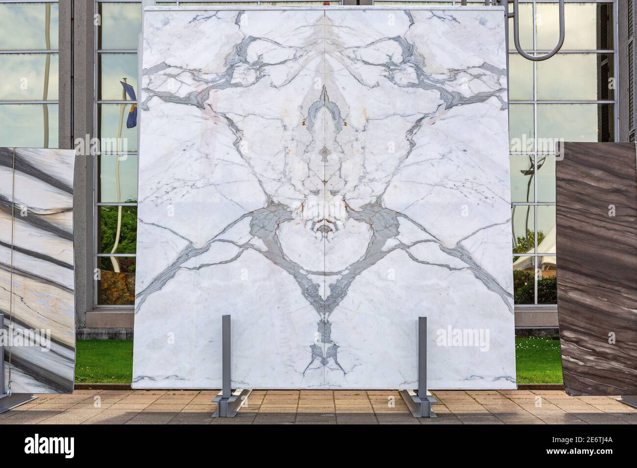 Weiße Steinplatte Aus Italienischem Marmor Mit Spiegelbild Im Buchvergleich Luxus Stockfoto