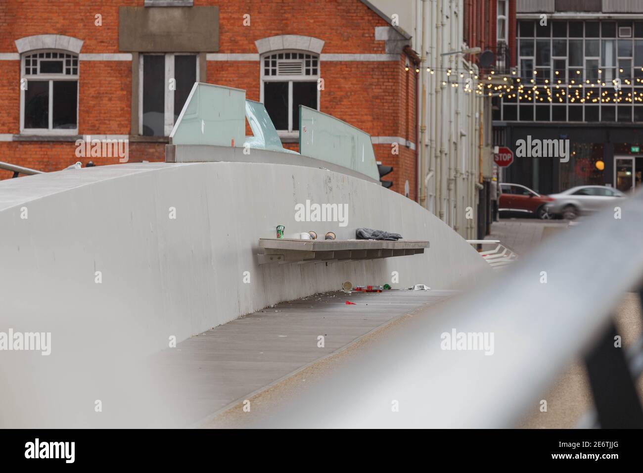 Cork, Irland. Januar 2021. Mary Elmes Bridge Geschlossen, Cork City. Die Mary-Elmes-Brücke wurde heute für Fußgänger gesperrt, um die Reinigung und Reparatur der Glasscheiben zu erleichtern, die in der Mitte des stark beschädigten Sitzbereichs der Brücke verlaufen. Das Glas war stark zerschlagen und verbogen, so dass Glasscherben auf beiden Seiten der Brücke lagen. Große Mengen an Müll waren auch über die Brücke verstreut zu sehen. Kredit: Damian Coleman/Alamy Live Nachrichten Stockfoto