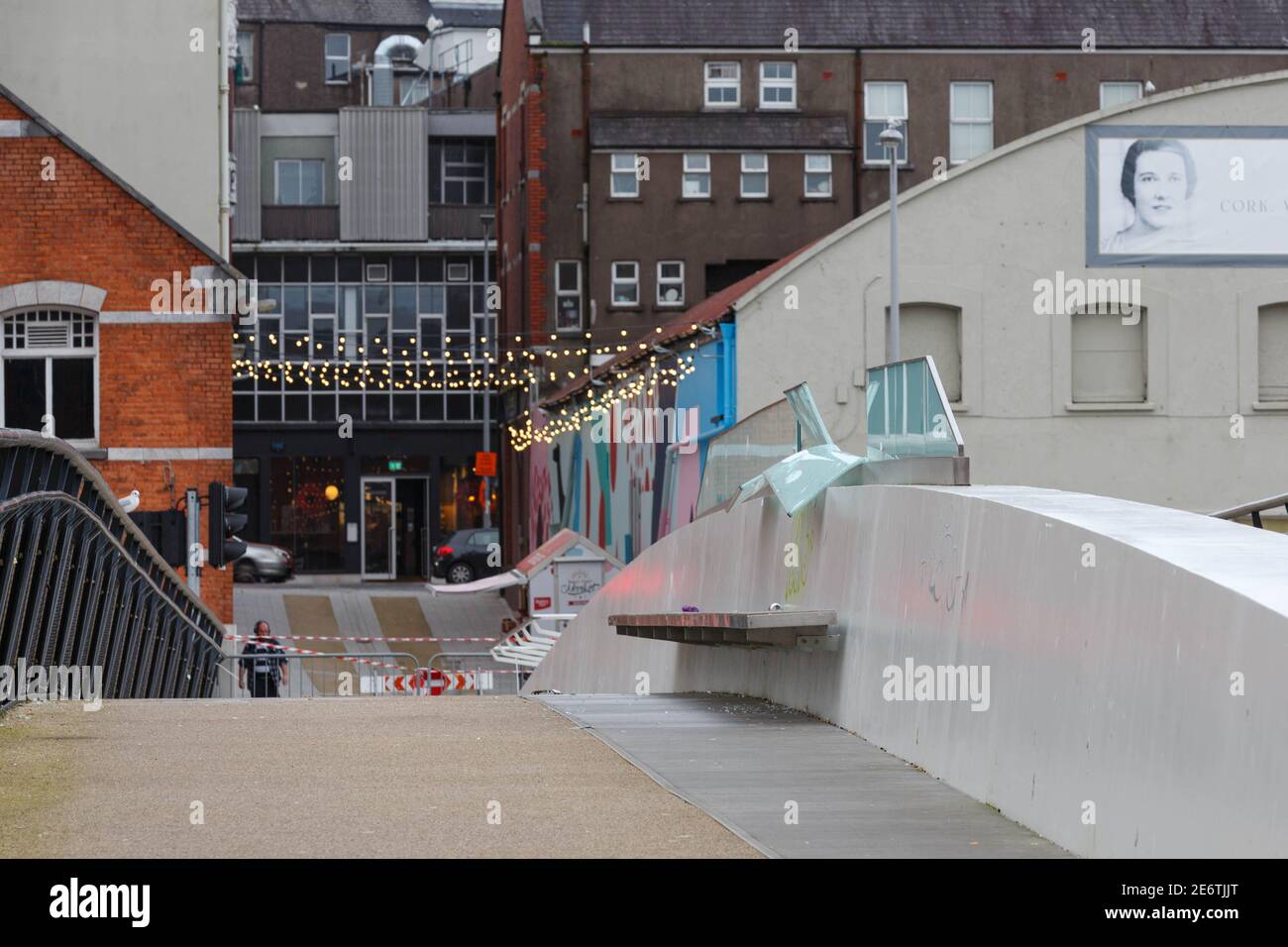 Cork, Irland. Januar 2021. Mary Elmes Bridge Geschlossen, Cork City. Die Mary-Elmes-Brücke wurde heute für Fußgänger gesperrt, um die Reinigung und Reparatur der Glasscheiben zu erleichtern, die in der Mitte des stark beschädigten Sitzbereichs der Brücke verlaufen. Das Glas war stark zerschlagen und verbogen, so dass Glasscherben auf beiden Seiten der Brücke lagen. Große Mengen an Müll waren auch über die Brücke verstreut zu sehen. Kredit: Damian Coleman/Alamy Live Nachrichten Stockfoto