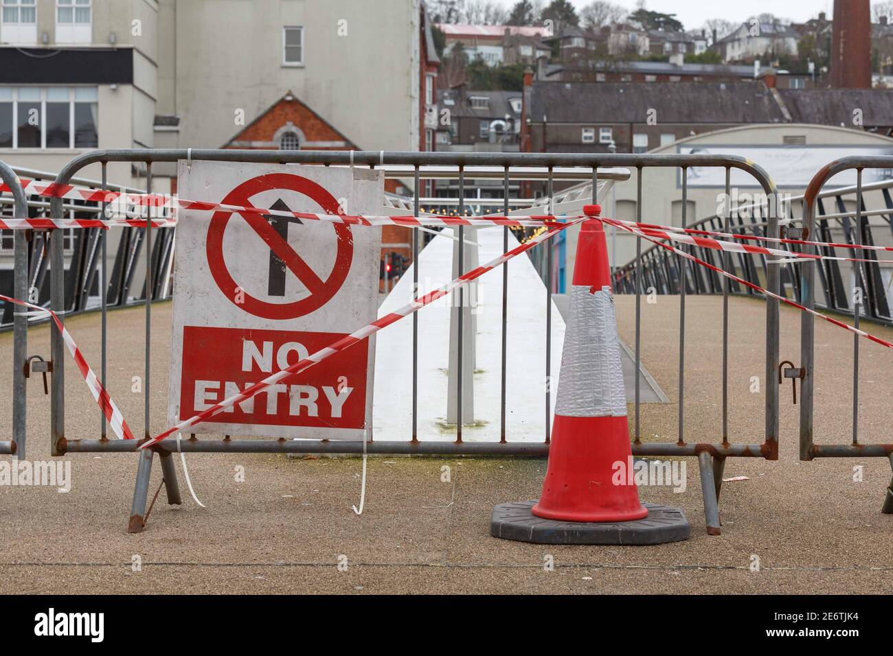 Cork, Irland. Januar 2021. Mary Elmes Bridge Geschlossen, Cork City. Die Mary-Elmes-Brücke wurde heute für Fußgänger gesperrt, um die Reinigung und Reparatur der Glasscheiben zu erleichtern, die in der Mitte des stark beschädigten Sitzbereichs der Brücke verlaufen. Das Glas war stark zerschlagen und verbogen, so dass Glasscherben auf beiden Seiten der Brücke lagen. Große Mengen an Müll waren auch über die Brücke verstreut zu sehen. Kredit: Damian Coleman/Alamy Live Nachrichten Stockfoto