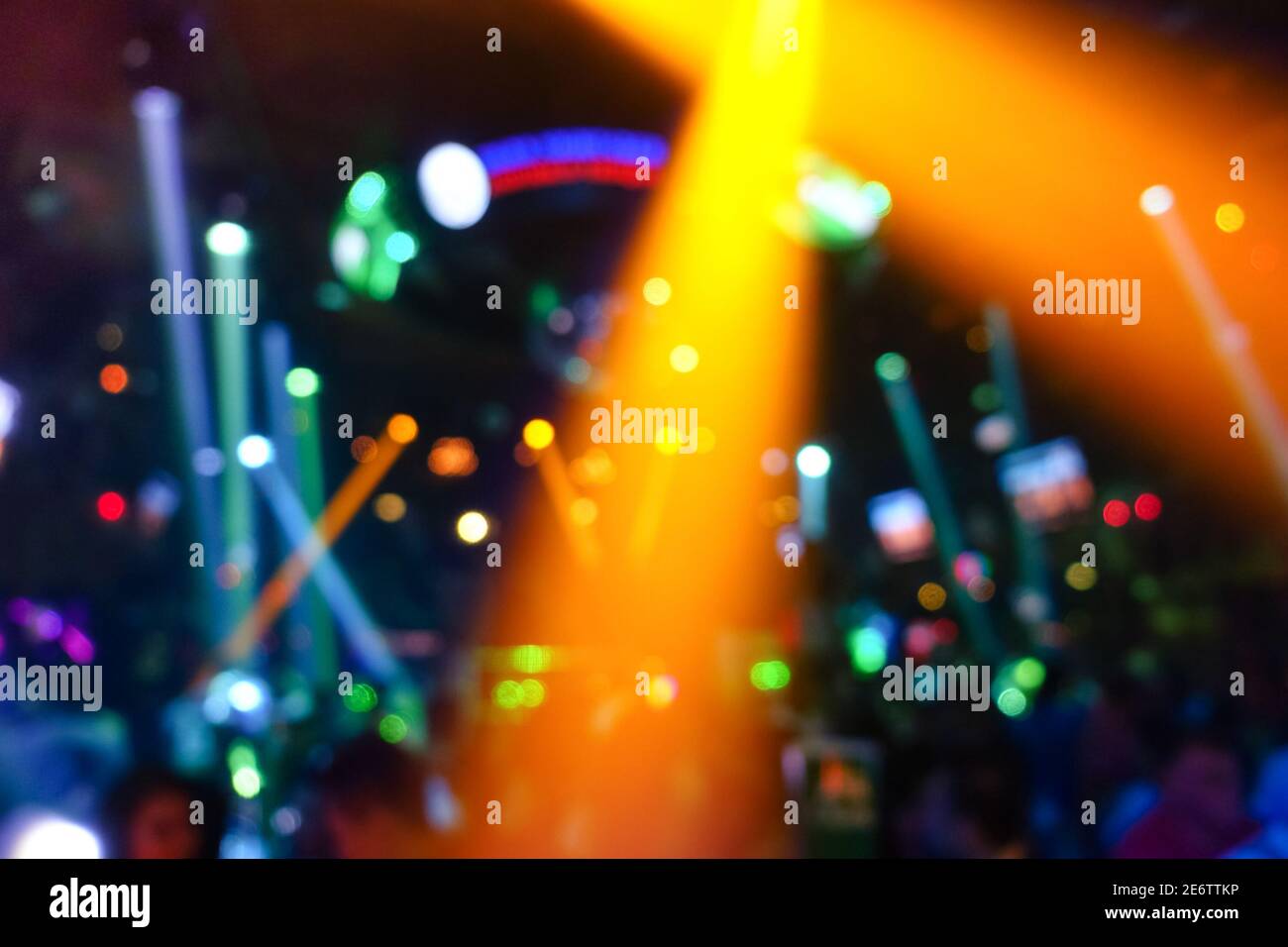 Defokussierte Hintergrund mit abstraktem Bokeh von Laser-Show in modern Disco Party Night Club - Nightlife Konzept mit Musik und Unterhaltung Stockfoto