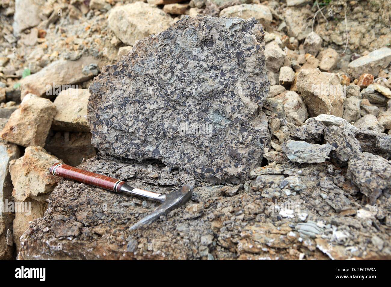 Geologen hämmern auf das Phosphoritgestein bei der Geologischen Feldarbeit. Steinhammer oder Pickhammer zum Spalten und Brechen von Steinen verwendet. Phosphor Stockfoto