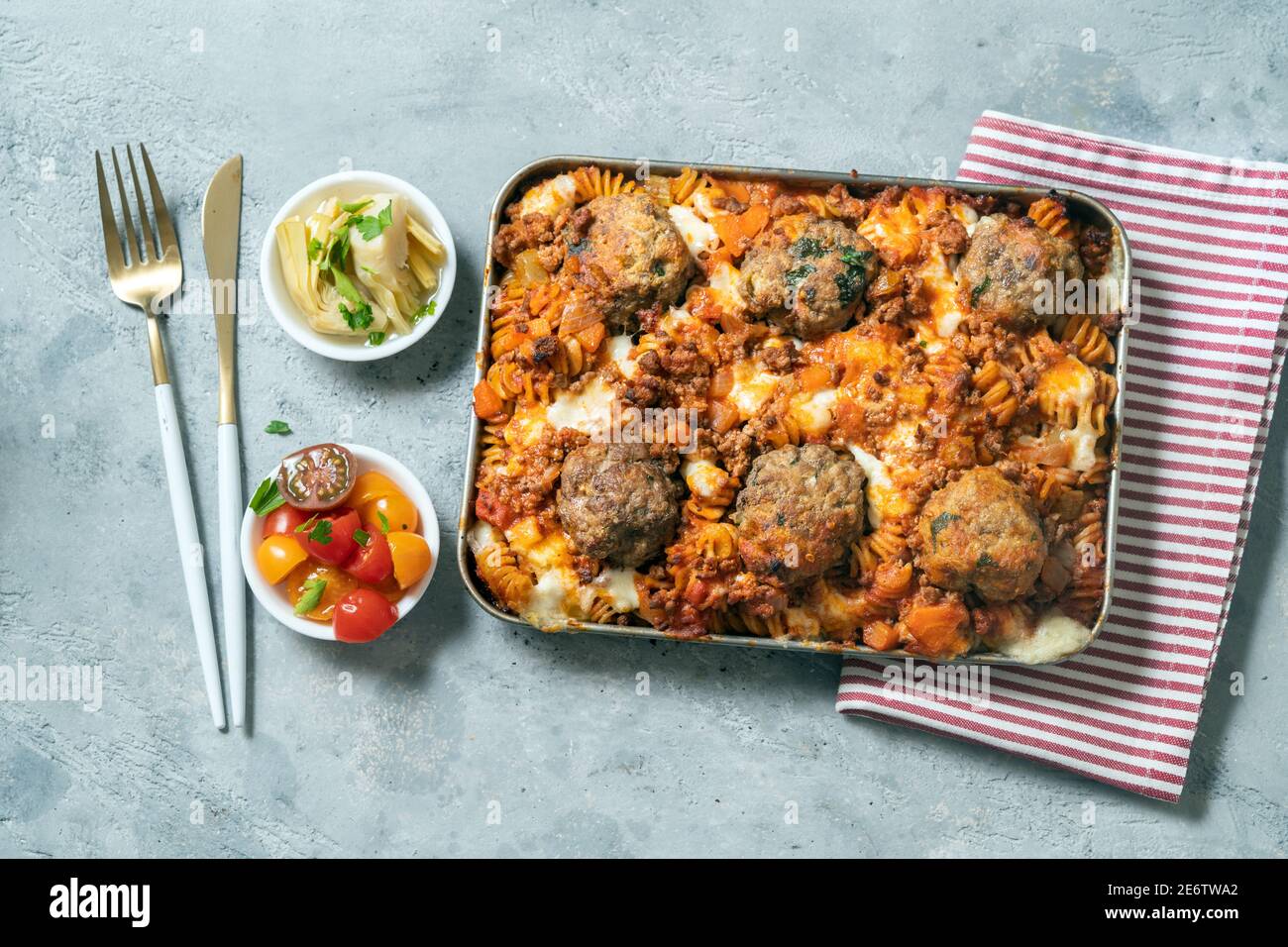 Pasta in Fleischbällchen und Bolognese Sauce backen Stockfoto