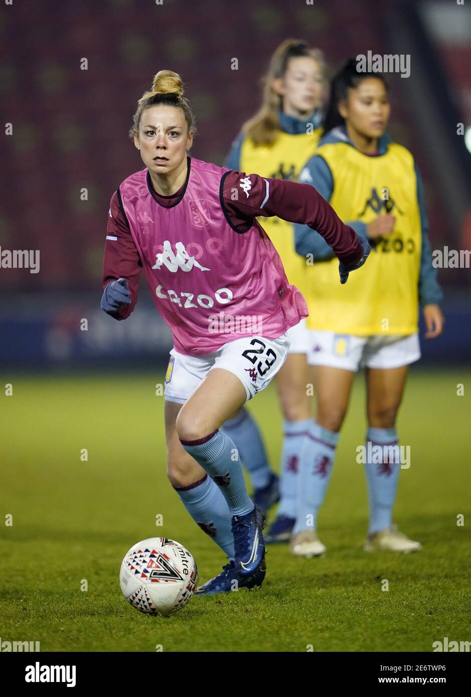 Nadine Hanssen von Aston Villa erwärmt sich vor dem FA Women's Super League Spiel im Banks's Stadium, Walsall. Bilddatum: Mittwoch, 27. Januar 2021. Stockfoto