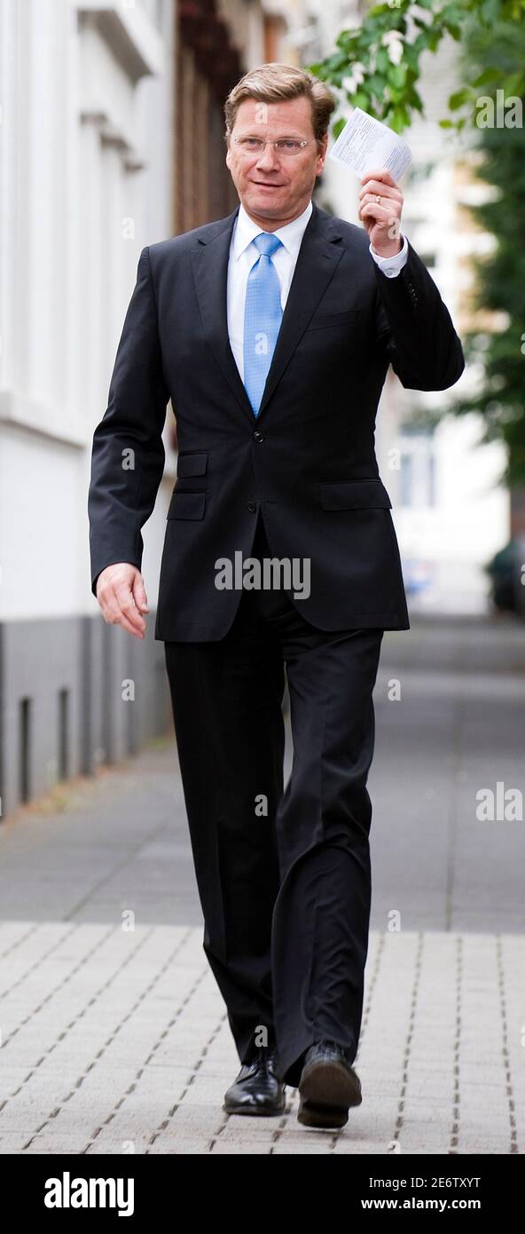 Der Parteivorsitzenden der Freien Demokratischen Partei (FDP) Guido Westerwelle kommt am 7. Juni 2009 zu den Europawahlen in einem Bonner Gemeinderat, um seine Stimme abzugeben. REUTERS/KNA-BILD/KIRSTEN NEUMANN (BUNDESTAGSWAHL) Stockfoto