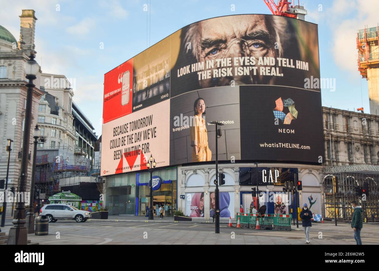 Tagesansicht des Piccadilly Circus, London, mit der neuen Coronavirus-Kampagne. 29. Januar 2021. Die Regierung hat eine starke neue Kampagne gestartet, um die Menschen zu überzeugen, zu Hause zu bleiben, während die Nation darum kämpft, die Pandemie unter Kontrolle zu halten. Stockfoto